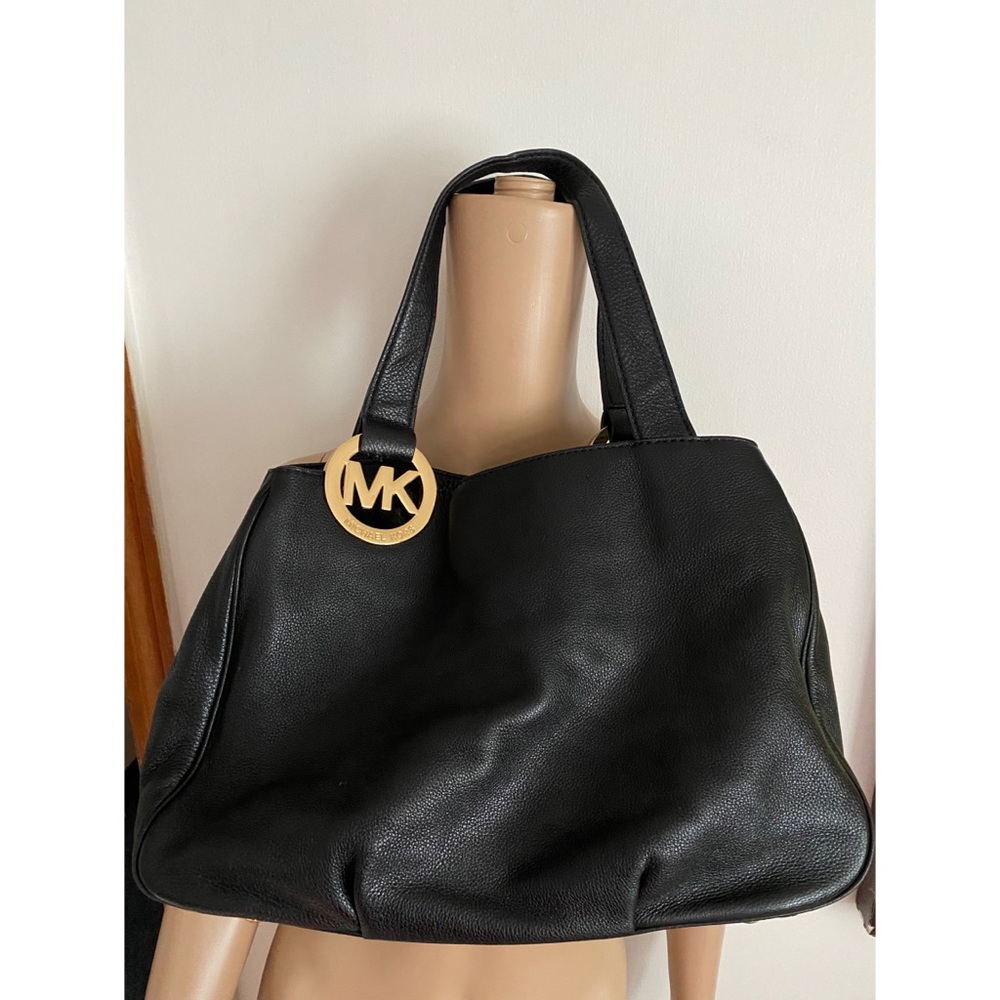 Michael Kors PEBBLED SHOULDER BAG